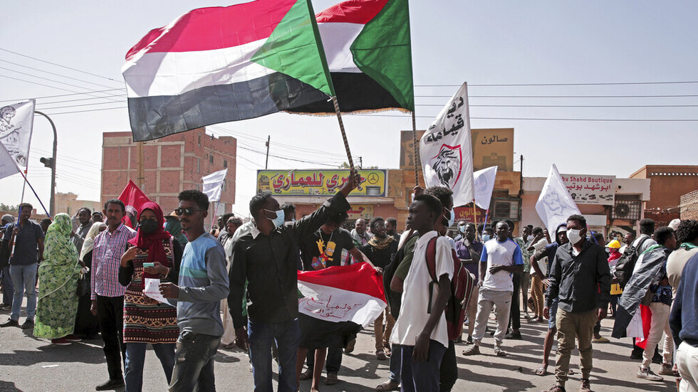 السودان.. إعلان عصيان مدني غداة مقتل سبعة متظاهرين في احتجاجات مناهضة للانقلاب (صور)