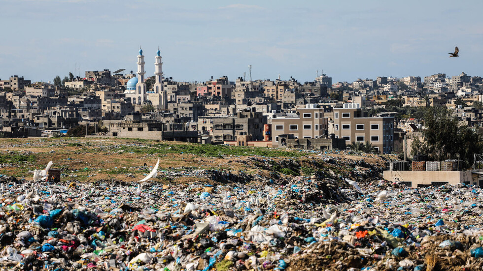 السفير القطري محمد العمادي يتنقل بين إسرائيل وغزة لدفع التهدئة وإعمار القطاع