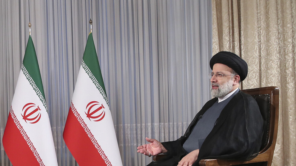 شاهد.. الرئيس الإيراني يؤدي صلاة العشاء في الكرملين