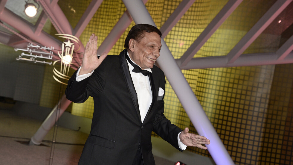 مصر.. أشرف زكي يرد على أنباء نقل عادل إمام إلى المستشفى