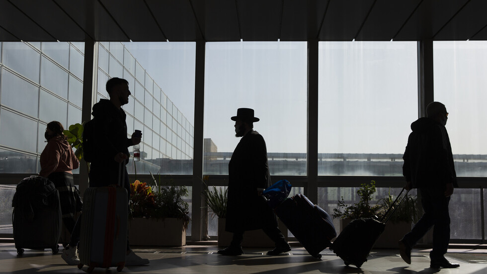 إسرائيل.. إصابة شخص بجروح بليغة بعد طعنه داخل مطار بن غوريون