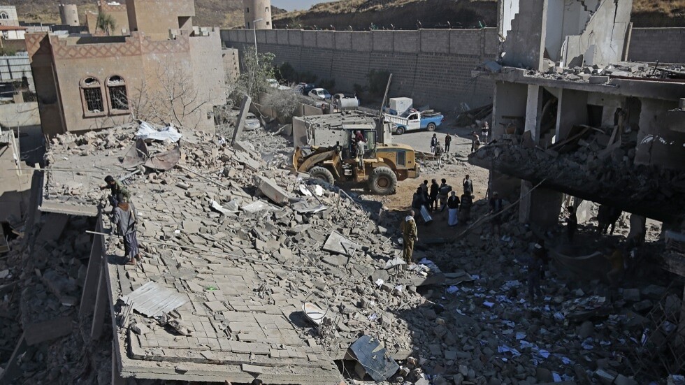 اليمن.. قتلى في غارة للتحالف العربي استهدفت مبنى الاتصالات بالحديدة