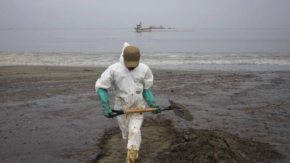 بيرو تعلن حالة طوارئ بيئية بسبب تسرب نفطي