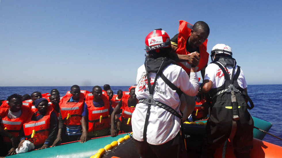 أطباء بلا حدود: إنقاذ 109 مهاجرين على متن قارب في وسط البحر المتوسط نصفهم قاصرون