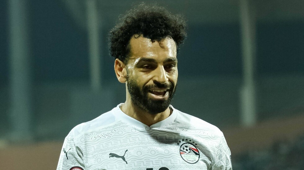 صلاح ينشر عدة صور.. بينها واحدة مع لاعب عربي وأخرى لليفربول