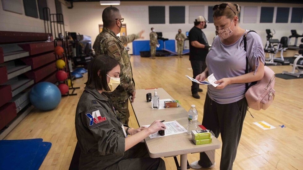قاض أمريكي يحظر إلزام العمال الفيدراليين بالحصول على لقاح كورونا