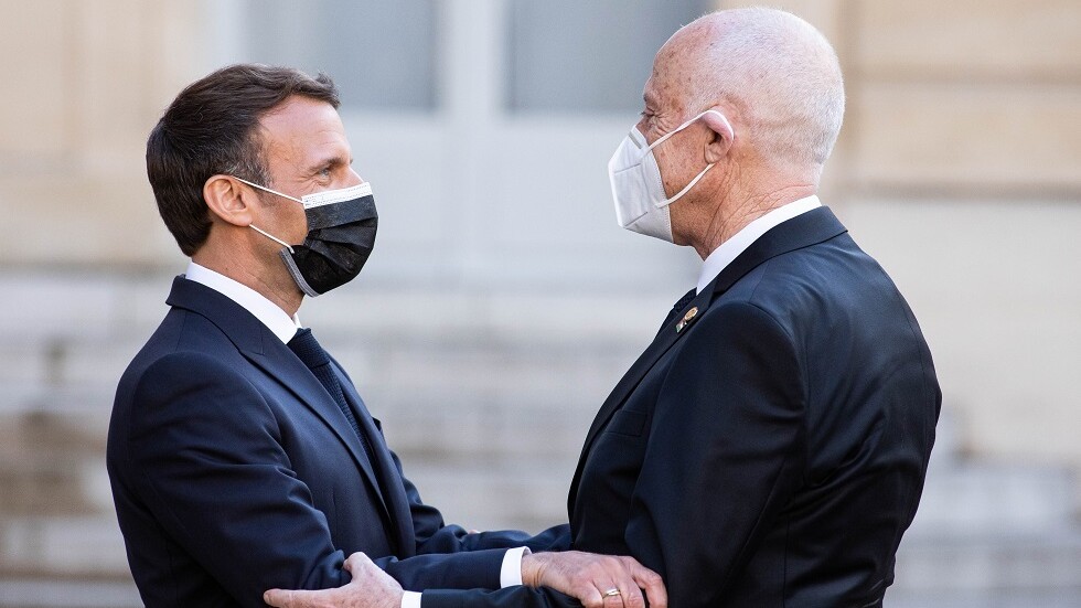 سعيّد وماكرون يبحثان الوضع في تونس