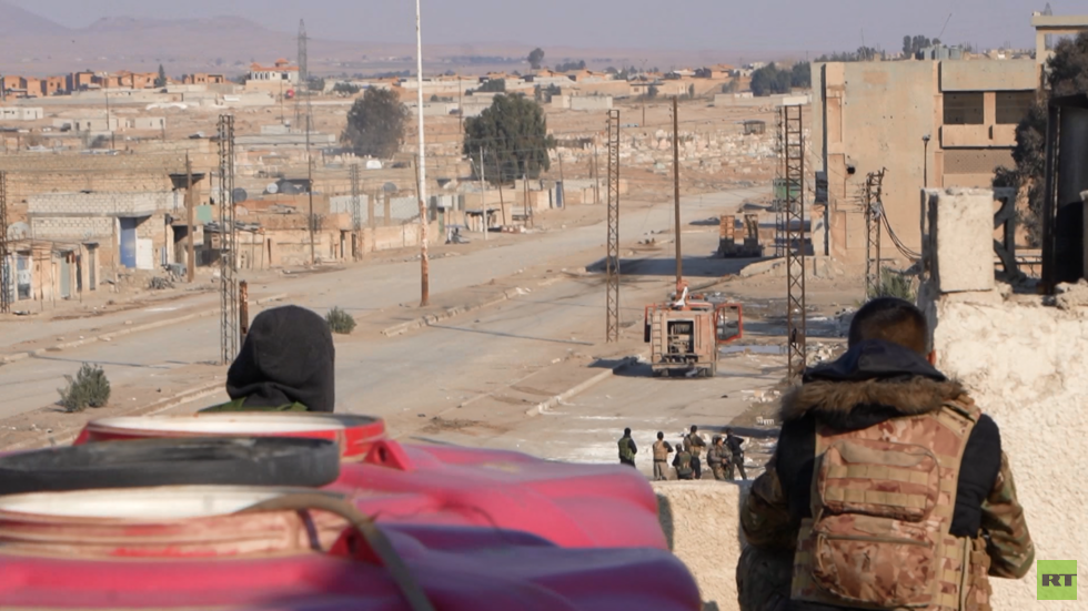 فيديو خاص لـRT يوثق مقتل اثنين من "داعش" بقنص "قوات سوريا الديمقراطية" بمحيط سجن الحسكة