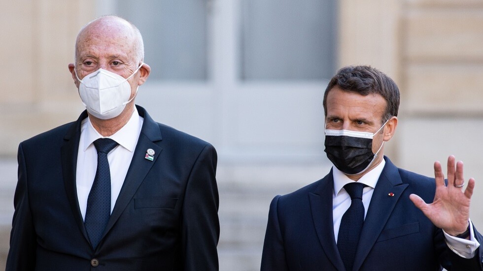 ماكرون يدعو نظيره التونسي إلى تنفيذ مرحلة انتقالية