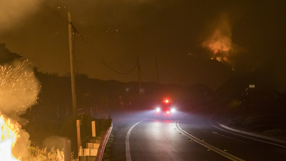 حرائق غابات في كاليفورنيا تجبر السلطات على إجلاء السكان وإغلاق طريق سريع (صور + فيديو)