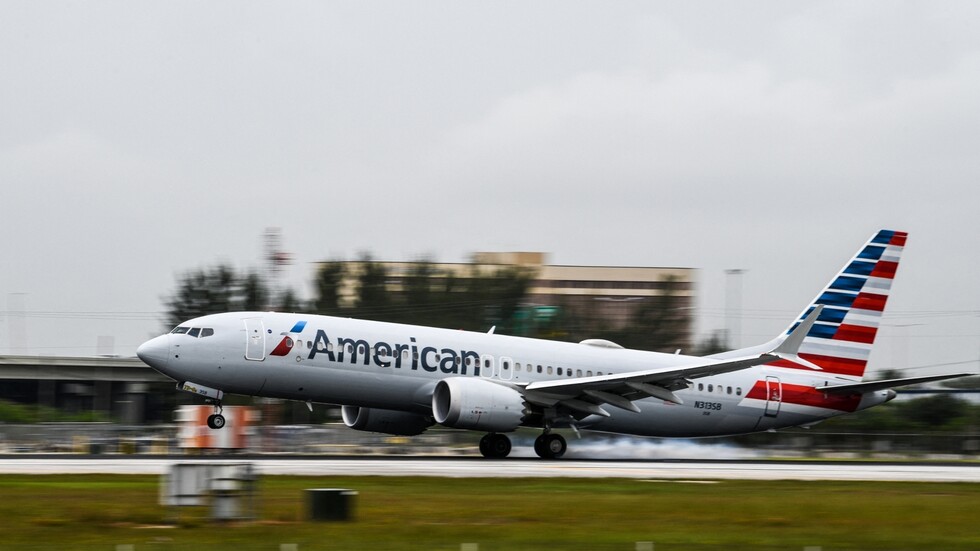 طائرة ركاب أمريكية تعود أدراجها بسبب راكبة رفضت ارتداء كمامة!