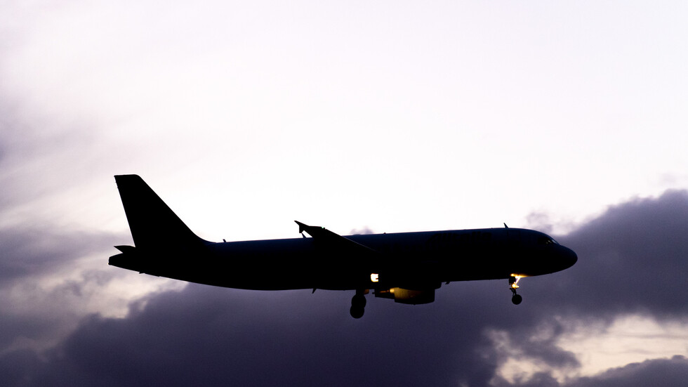 هولندا.. العثور على رجل على قيد الحياة اختبأ في حجرة عجلات طائرة في رحلة استمرت 11 ساعة