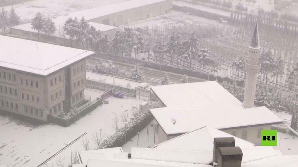 شاهد.. تساقط كثيف للثلوج يكسو اسطنبول باللون الأبيض