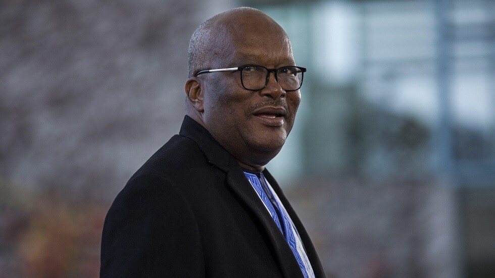 عسكريون في بوركينا فاسو يعلنون عبر التلفزيون الرسمي استيلاءهم على السلطة