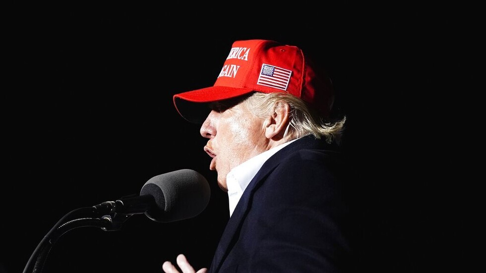 بالفيديو.. ترامب يطلب التصفيق له