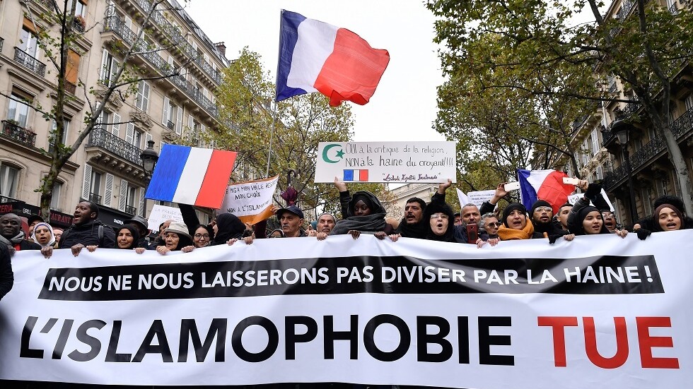 "كوني فاطمة".. إعلان فرنسي للخدمات المنزلية يثير جدلا واسعا بسبب "تكريس الفكر الاستعماري" (صورة)