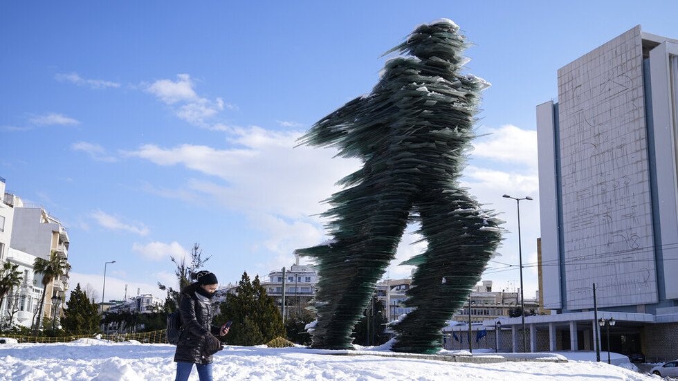 بسبب العاصفة الثلجية.. رئيس الوزراء اليوناني يواجه دعوات للاستقالة