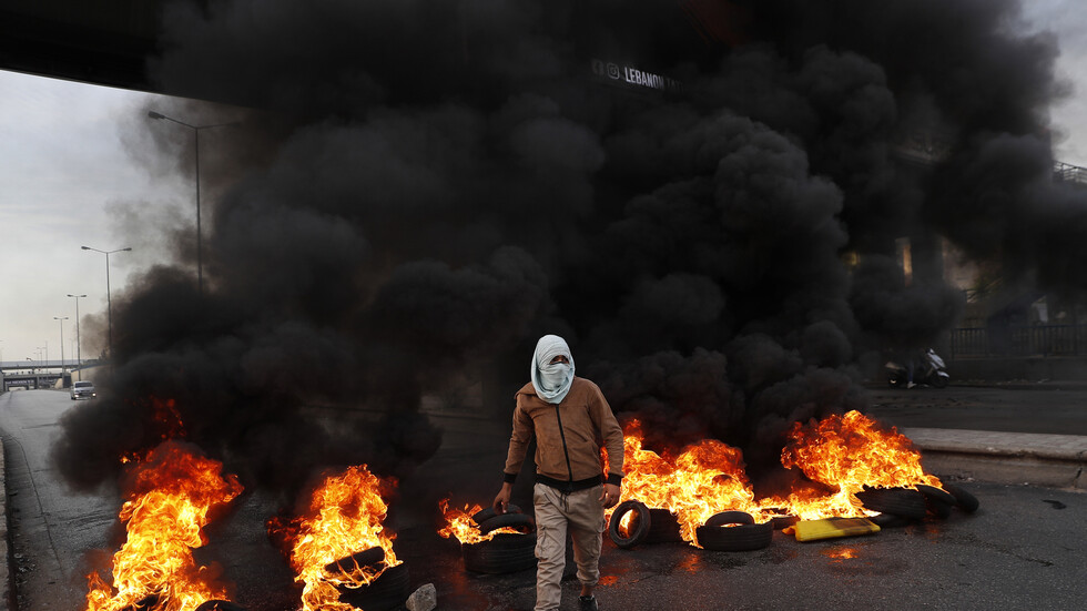 لبنان..قطع طرقات تلبية لاعتصام اتحادات ونقابات النقل البري