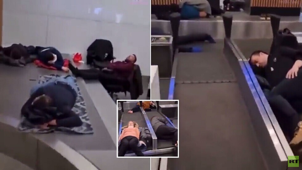 بعدما تقطعت السبل بهم بسبب الثلوج.. مسافرون يلجؤون لكل مكان فارغ في مطار اسطنبول للنوم (فيديو)