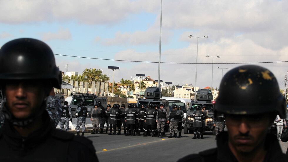 الحكم على النائب الأردني المفصول أسامة العجارمة بالسجن 12 عاما بعد إدانته بتهم منها تهديد حياة الملك