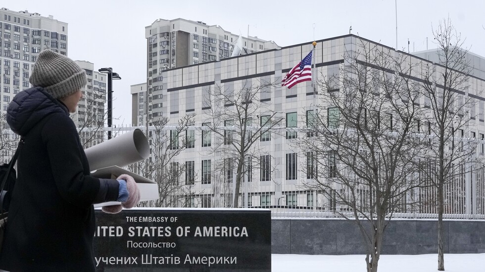 الولايات المتحدة تحث رعاياها في أوكرانيا على "التفكير في المغادرة الآن"