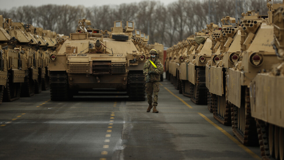 تقرير: الولايات المتحدة تبحث مع الناتو نشر آلاف القوات الإضافية شرق أوروبا وسط التوتر حول أوكرانيا