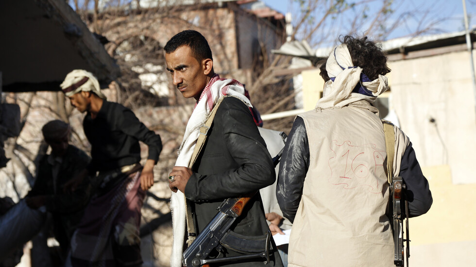 اليمن.. الحوثيون يعلنون استهداف تجمع للتحالف العربي في مأرب بصاروخ "أسفر عن مقتل وإصابة العشرات"