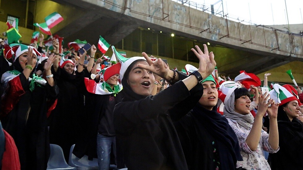 مسؤول بالحوزة الدينية في قم لرئيسي: امنعوا دخول النساء إلى مدرجات الملاعب