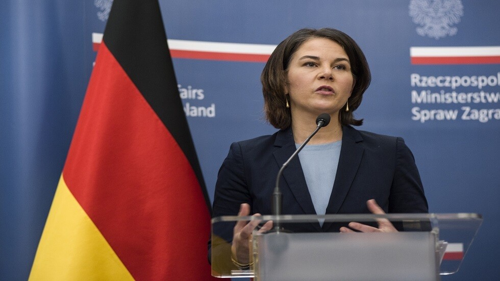 بيربوك: ألمانيا مستعدة لدعم أوكرانيا اقتصاديا ولن تسحب دبلوماسييها من كييف