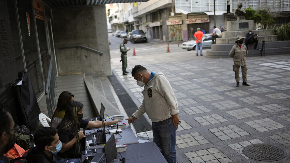 مجلس الانتخابات الفنزويلي يرفض عريضة للاستفتاء على عزل مادورو