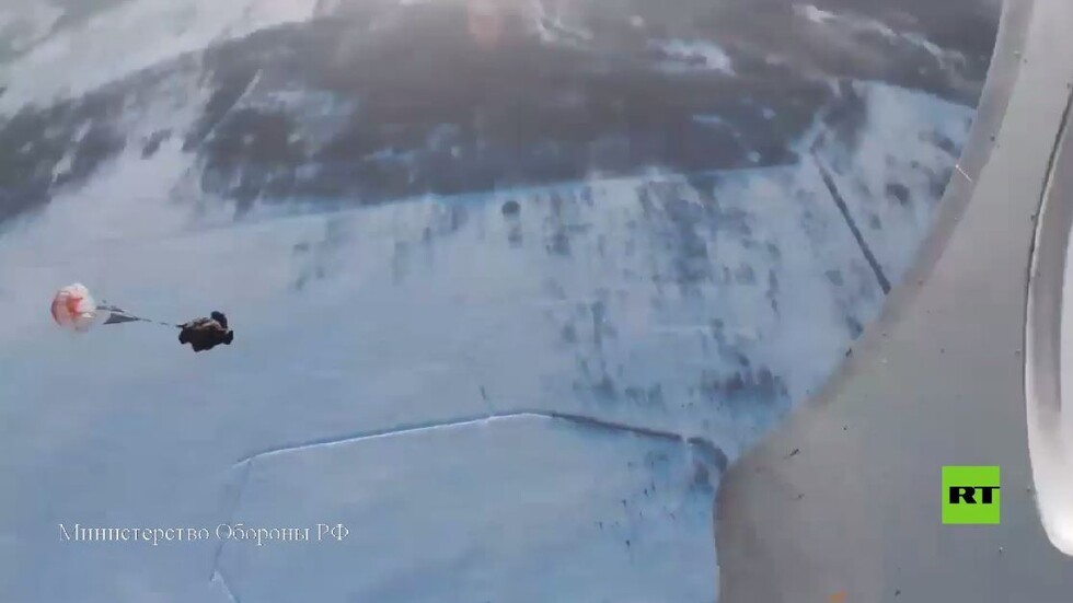 بالفيديو.. إنزال جوي من "إيل-76" بعدسة مظلي