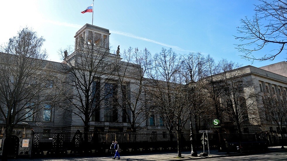 "شبيغل": ألمانيا تطرد دبلوماسيا روسيا للاشتباه في تورطه بالتجسس