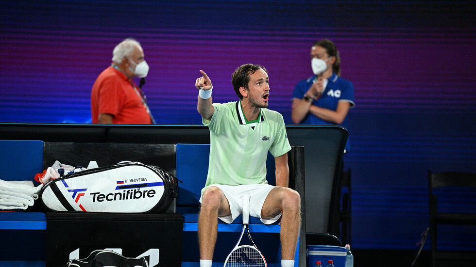 غرامة مالية بعد إثارة مدفيديف الجدل مع حكم مواجهة نصف نهائي أستراليا المفتوحة (فيديو)