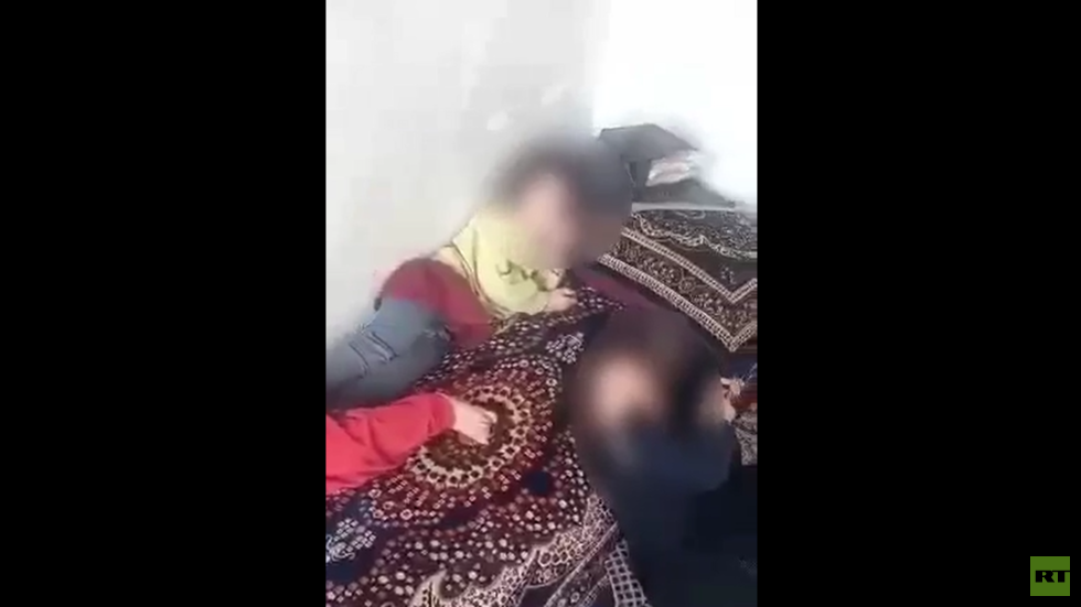 رجل أفغاني يعرض أطفاله الـ4 للبيع