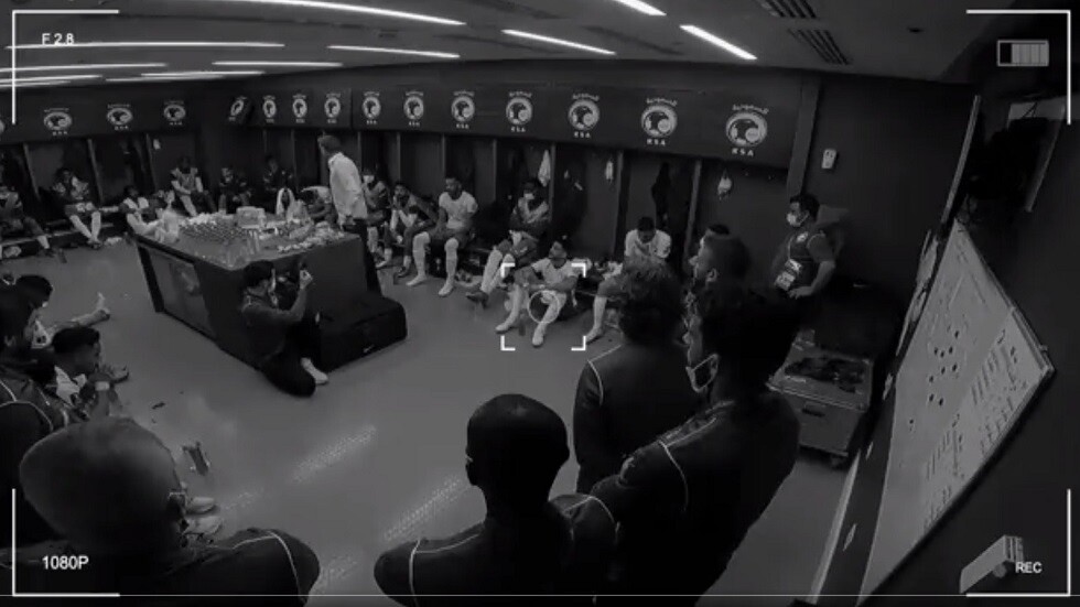 بسبب طريقة معاملته للاعبين.. مدرب المنتخب السعودي يثير الجدل على مواقع التواصل (فيديو)