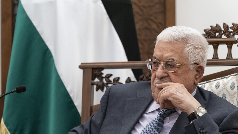 "يديعوت أحرنوت": أبو مازن طلب من غانتس الإفراج عن 25 أسيرا أمنيا