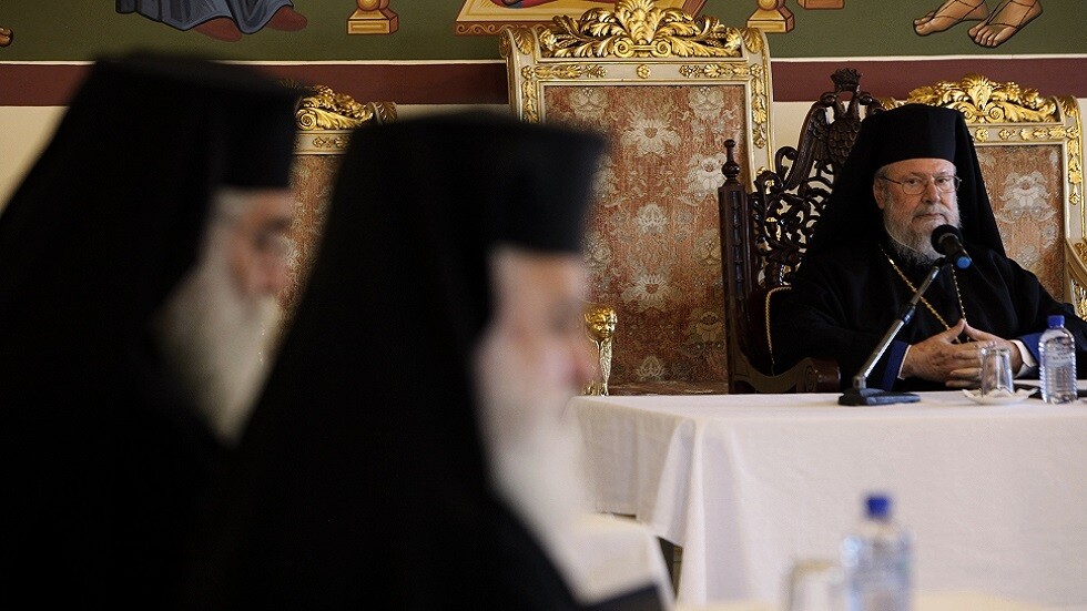 قبرص.. الكنيسة تعلّق عمل عشرات الكهنة غير المطعمين ضد كورونا