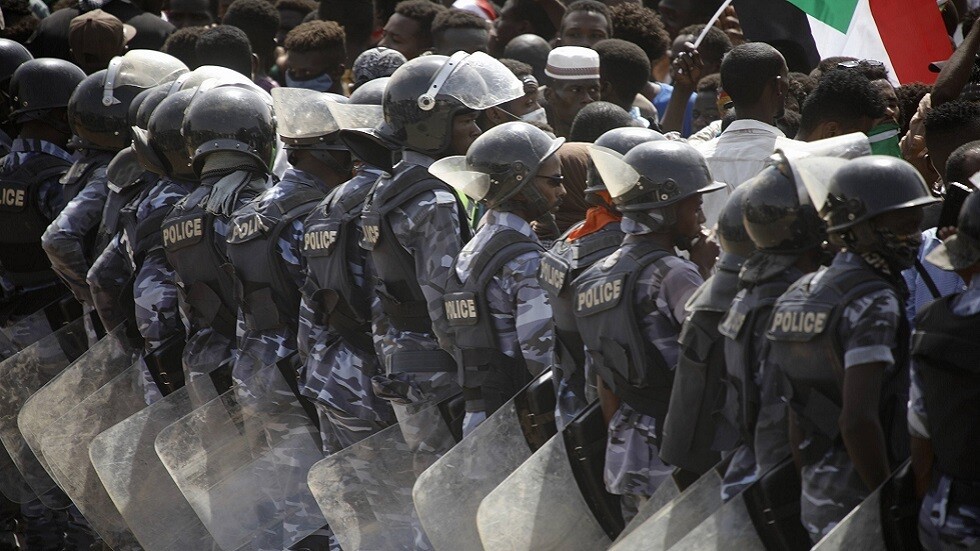 الشرطة السودانية: وفاة متظاهر وإصابة عشرات العناصر الأمنية في احتجاجات الأحد