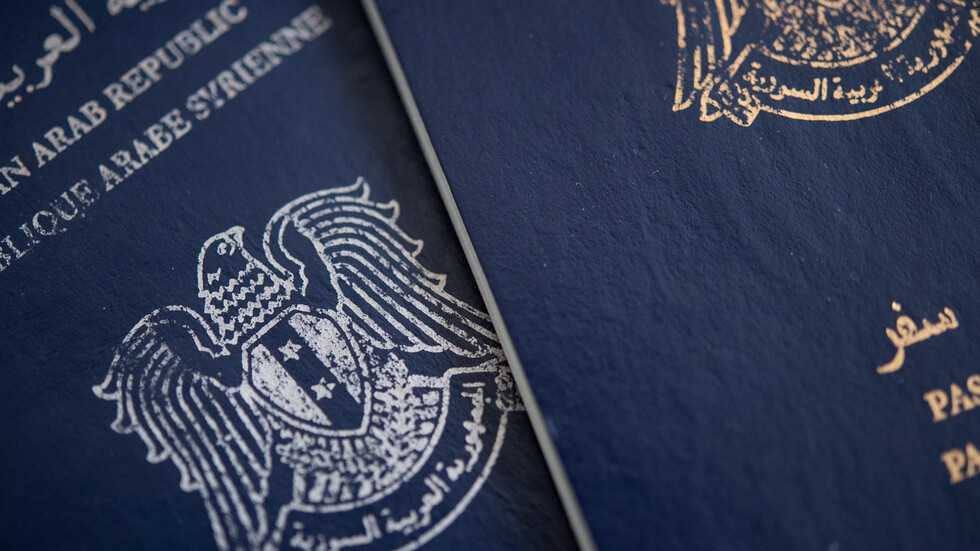 تقرير: ازدهار صناعة جوازات السفر المزورة لتسهيل دخول عناصر "داعش" إلى أوروبا والولايات المتحدة