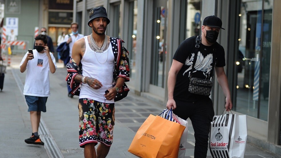 أوباميانغ يصل إلى برشلونة للفحص الطبي