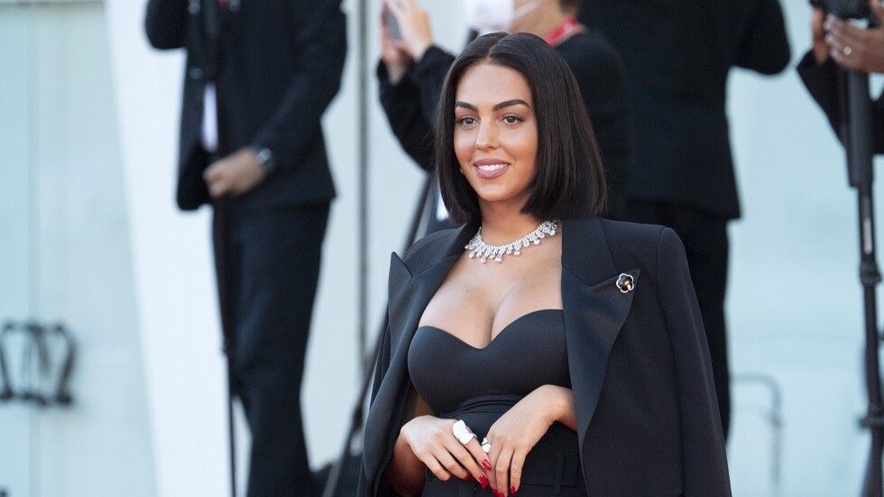 جورجينا صديقة رونالدو تكشف المستور على رمال دبي.. صورة