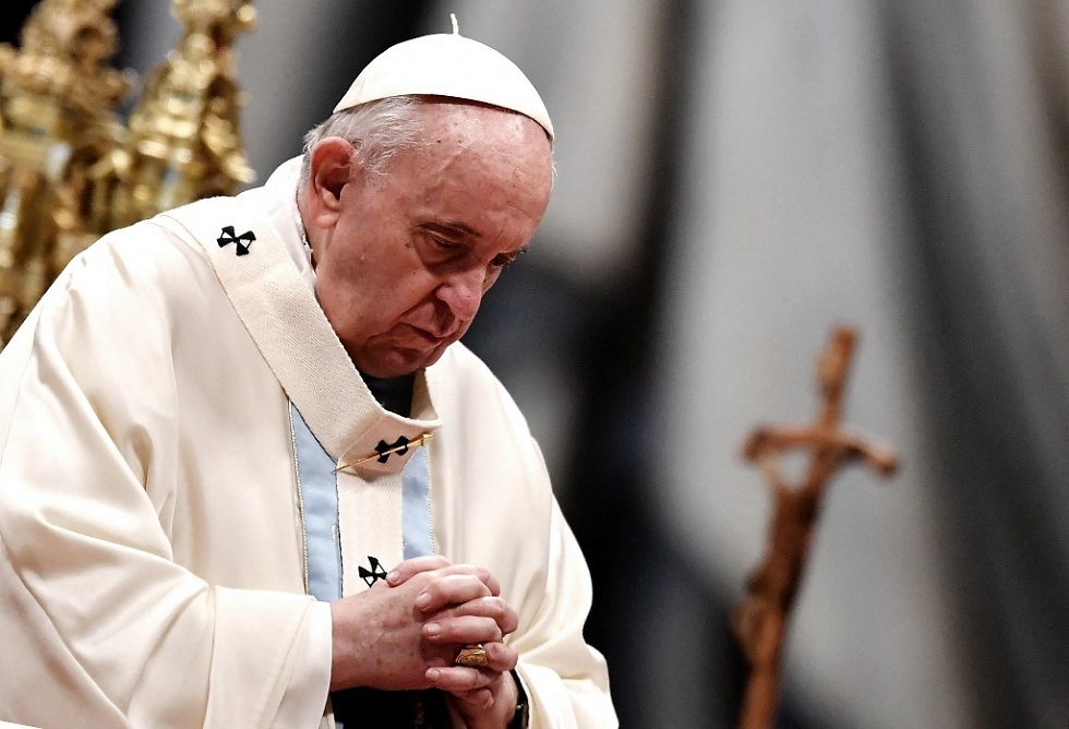 البابا فرنسيس يدعو للسلام ويعتبر إيذاء النساء 