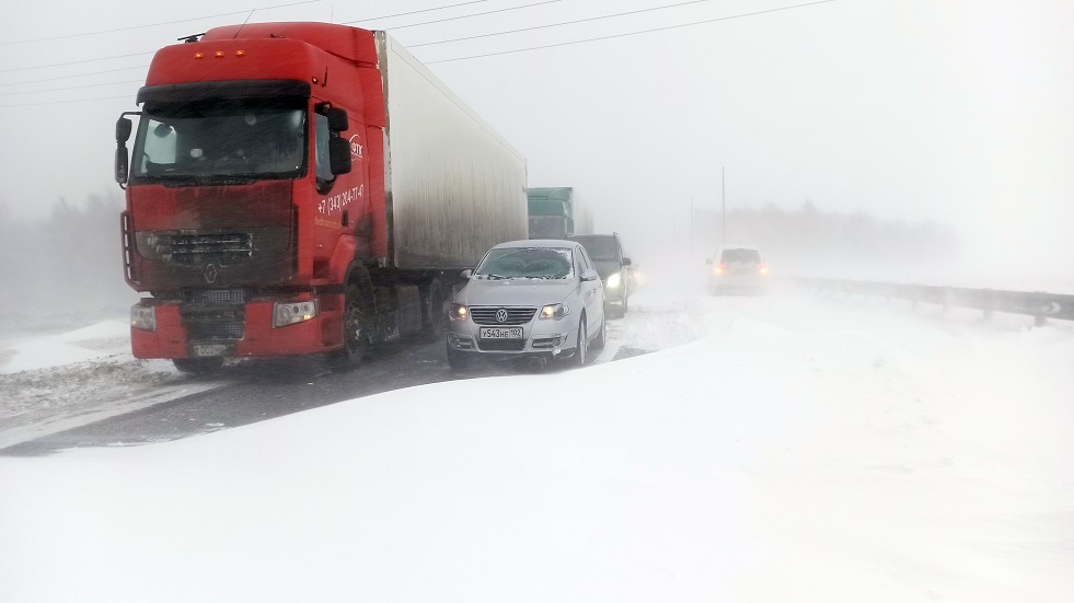 روسيا.. عاصفة ثلجية تحاصر عشرات السيارات في بشكيريا
