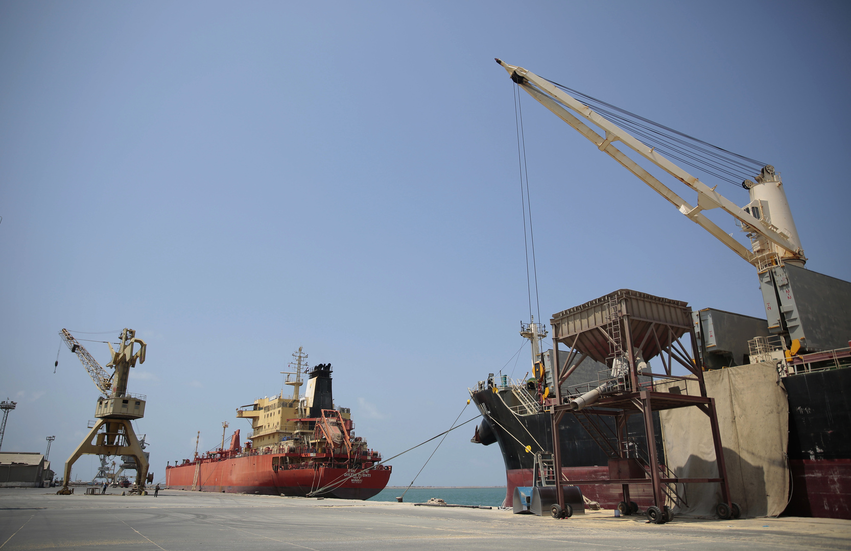أنباء عن هجوم على سفينة قرب ميناء رأس عيسى في اليمن