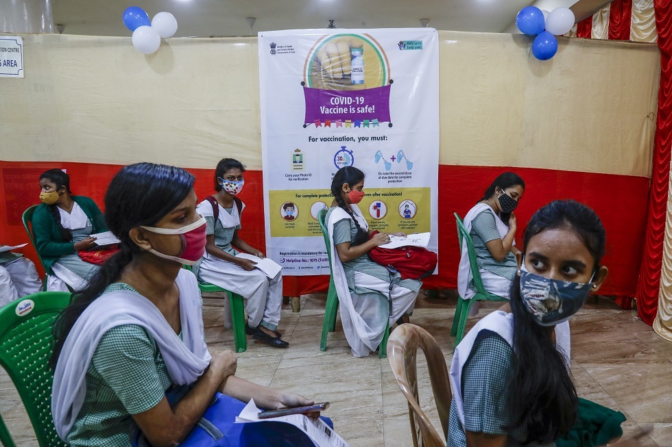 الهند تطعم المراهقين مع ارتفاع حالات الإصابة بكورونا وانتشار المتحور 