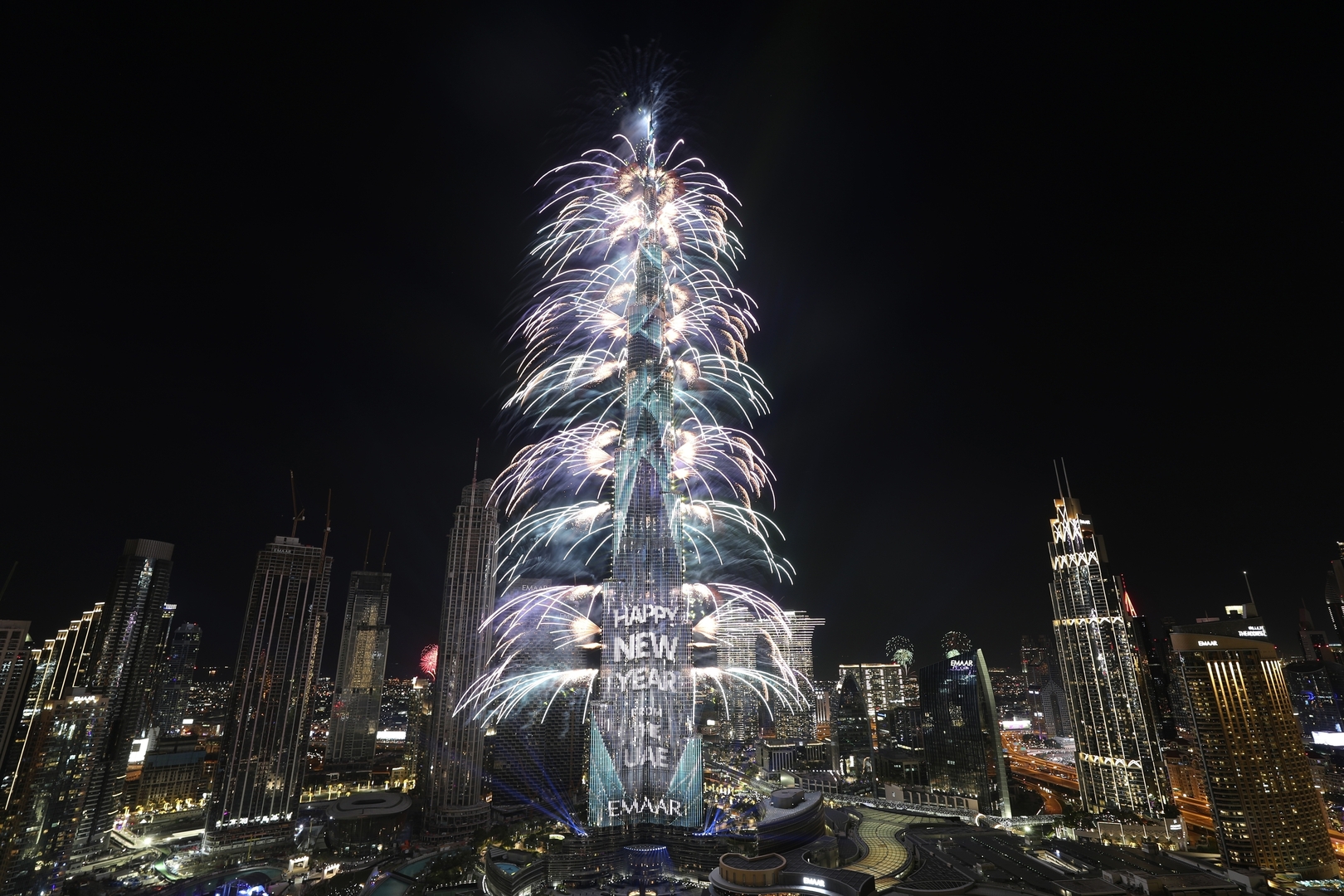 غدا أول يوم جمعة سيكون دواما رسميا في تاريخ الإمارات