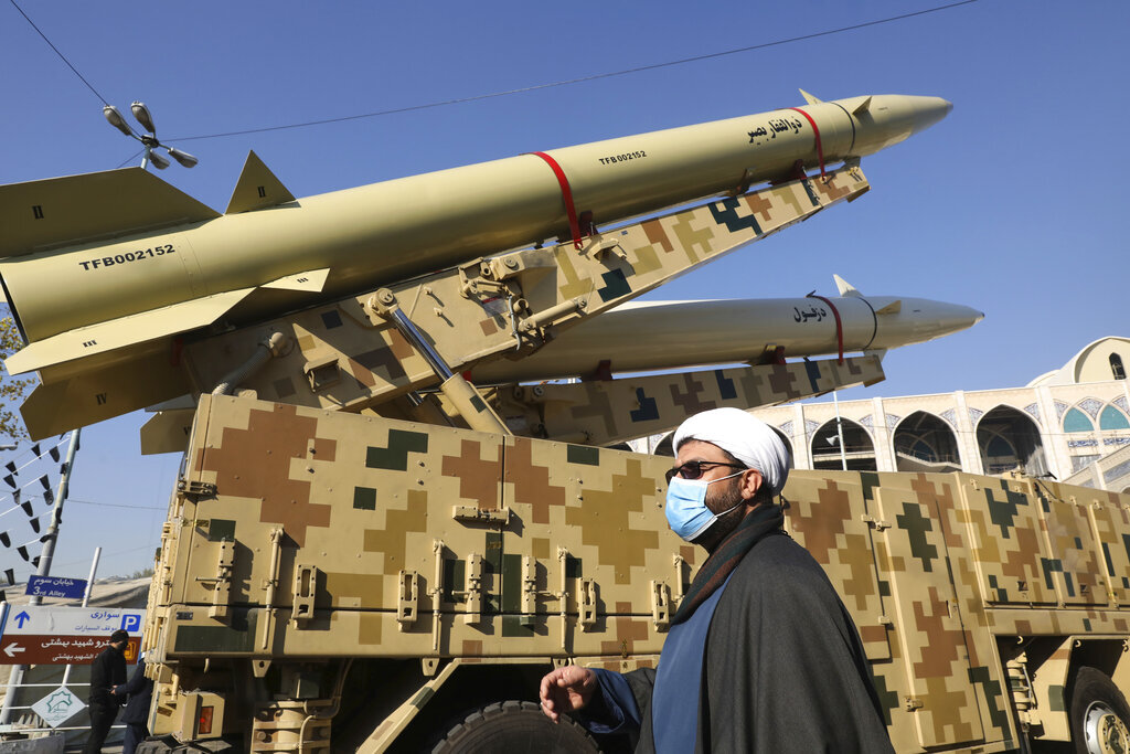 إيران تستعرض 3 من صواريخها وسط طهران