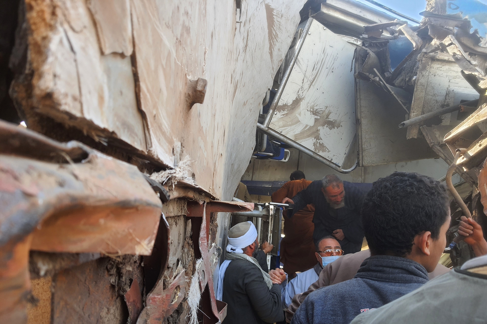 وفاة 16 شخصا وإصابة 18 آخرين بحادث سير في مصر