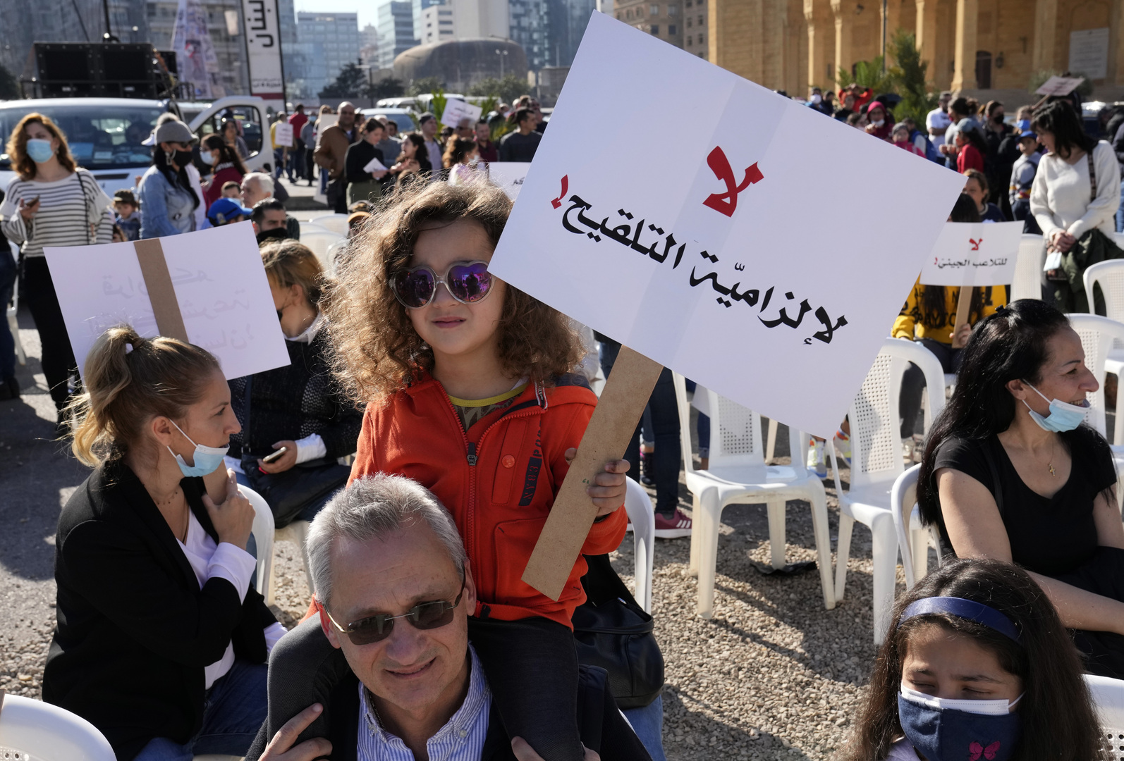 لبنان.. المئات يحتجون على إجراءات تستهدف غير المطعمين ضد كورونا (فيديو)