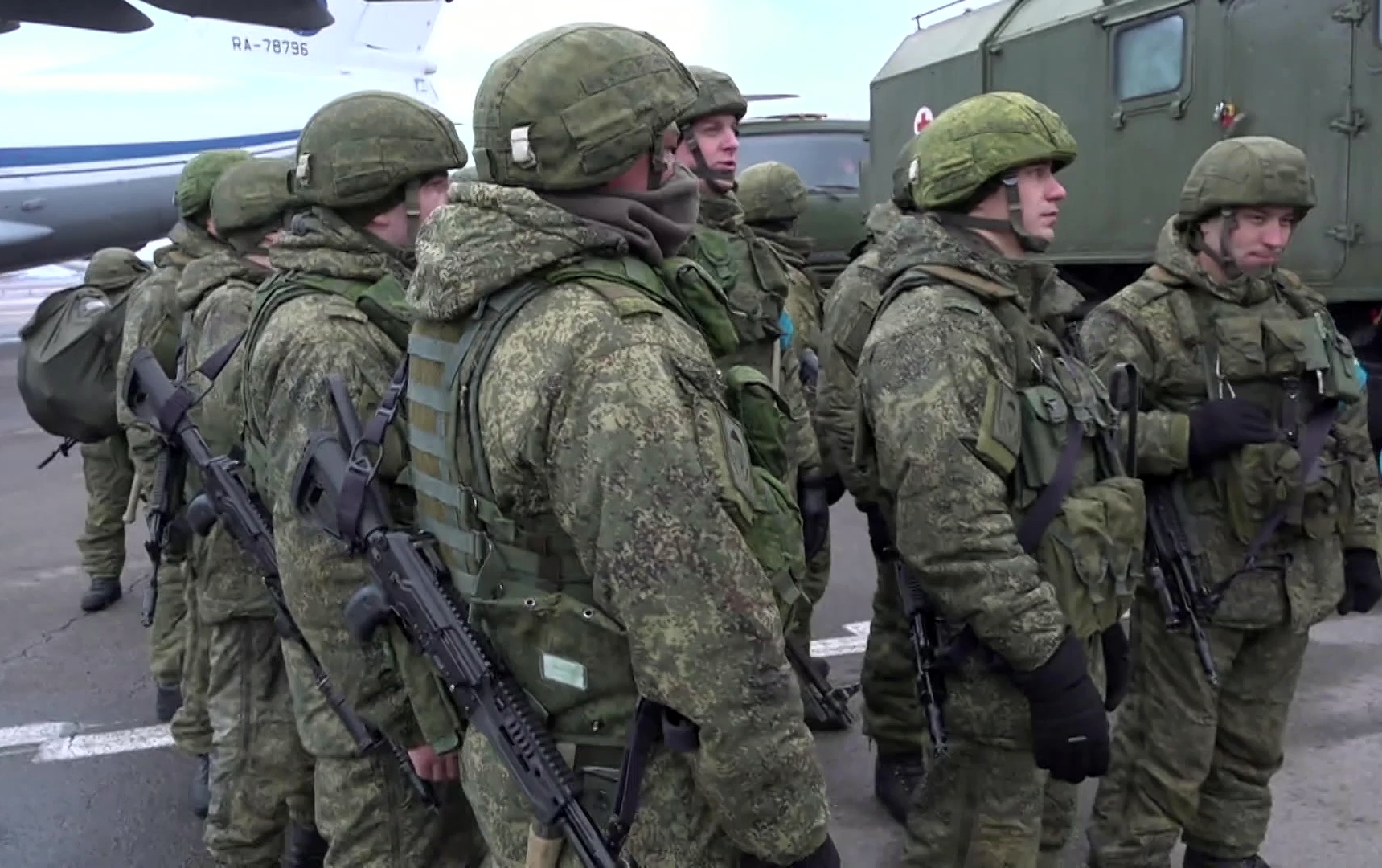 موسكو: المظليون من قوات حفظ السلام الروسية يحرسون مطار ألما آتا في كازاخستان